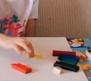 Ребенок лепит из пластилина